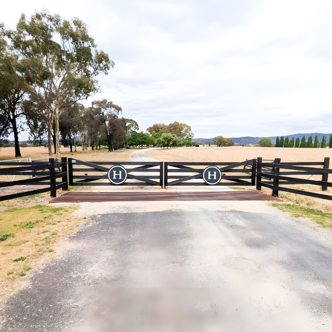 The Barossa Style Gate Cypress Kentucky Horse Black